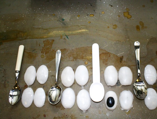 Test eyes and spoons