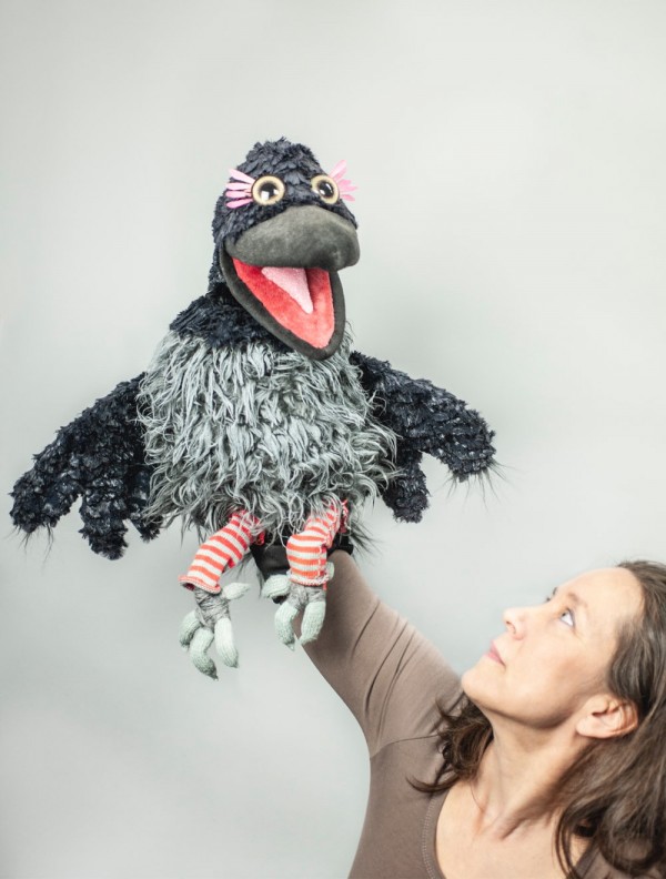 Tiina holder TV-dukken Gárja