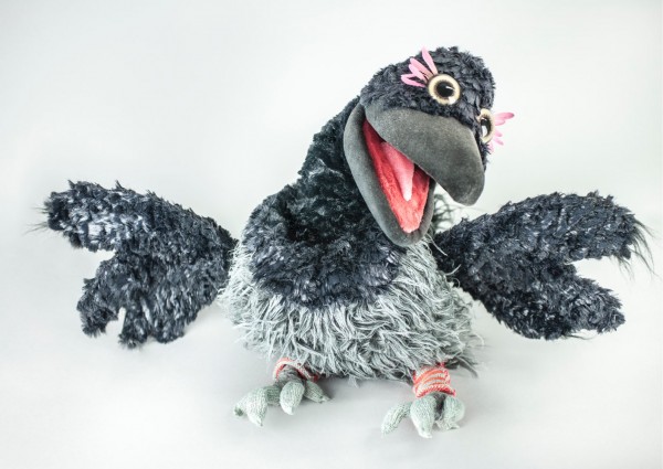 Fullfigur portrett av kråken Gárja