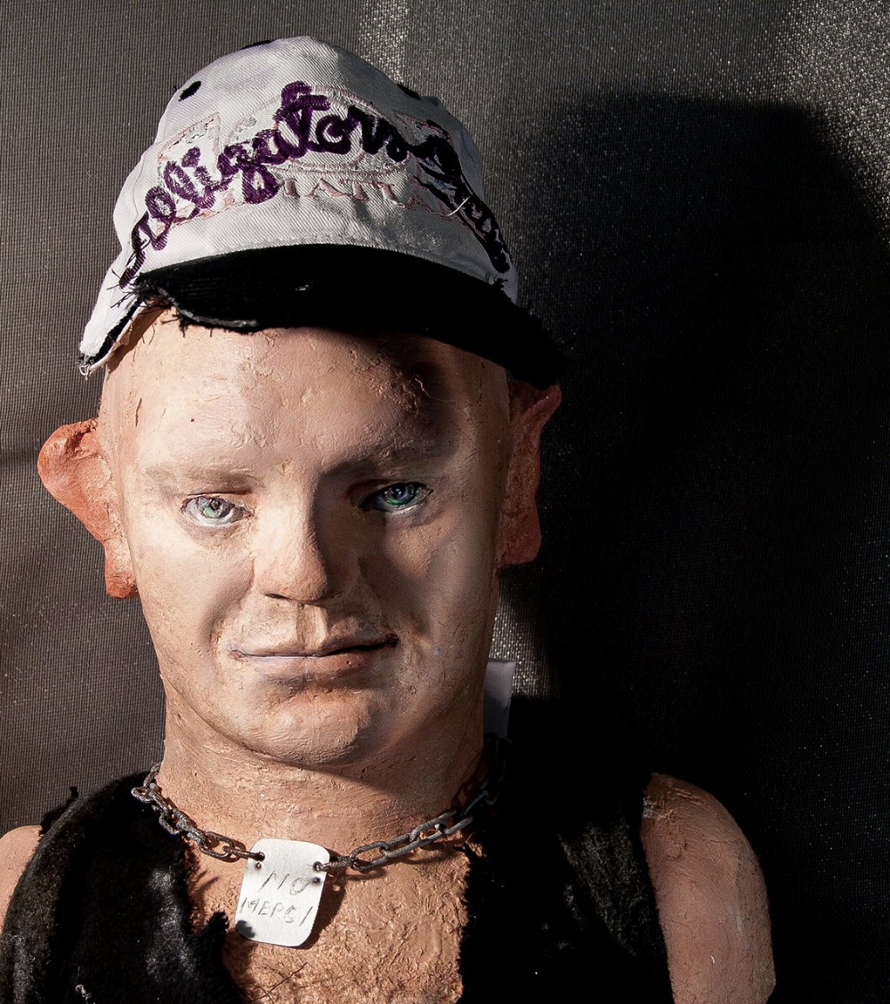 Portrett av en mannlig look-alike figur iført baseball-caps