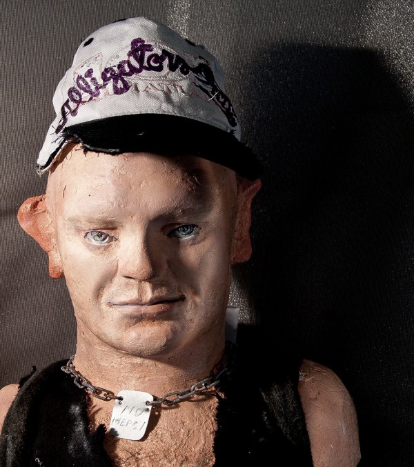 Portrett av en mannlig look-alike figur iført baseball-caps