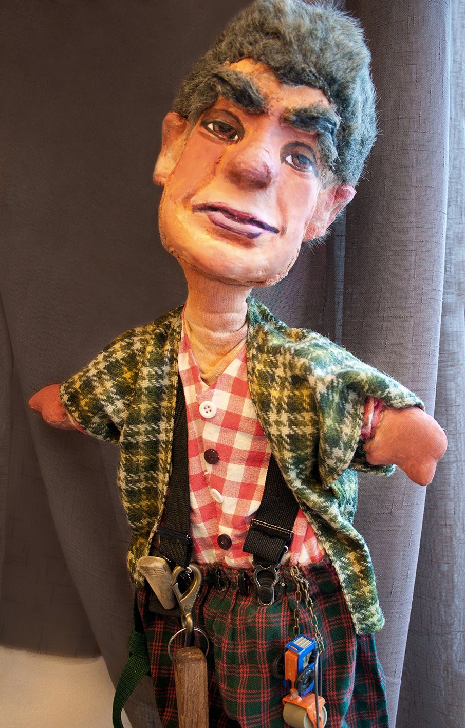 En mannlig look-alike figur med en rød-hvit skjorte og verktøy