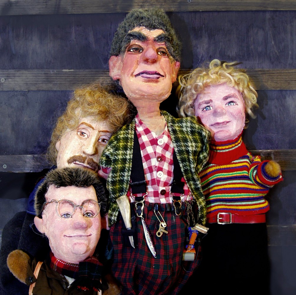 Gruppebilde av fire look-alike figurer