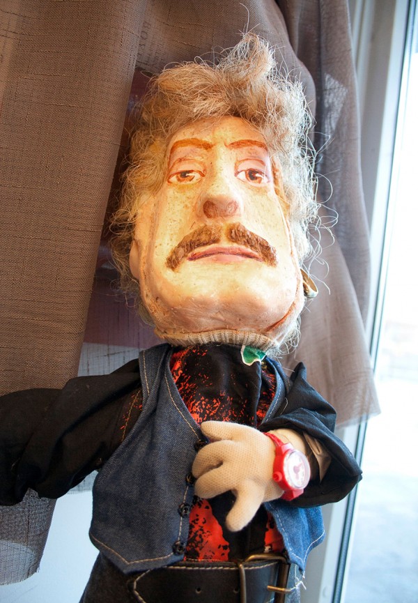 En mannlig look-alike figur med rød klokke