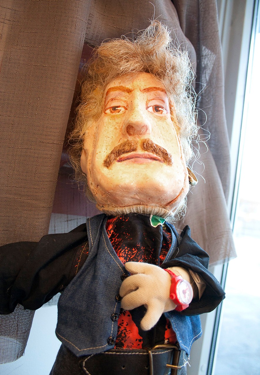 En mannlig look-alike figur med rød klokke