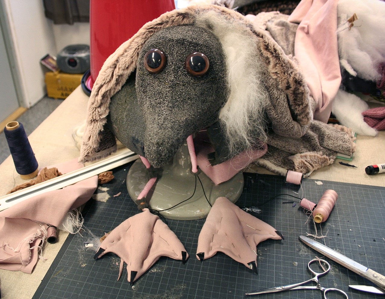 Materialtester under produksjon av måkefiguren