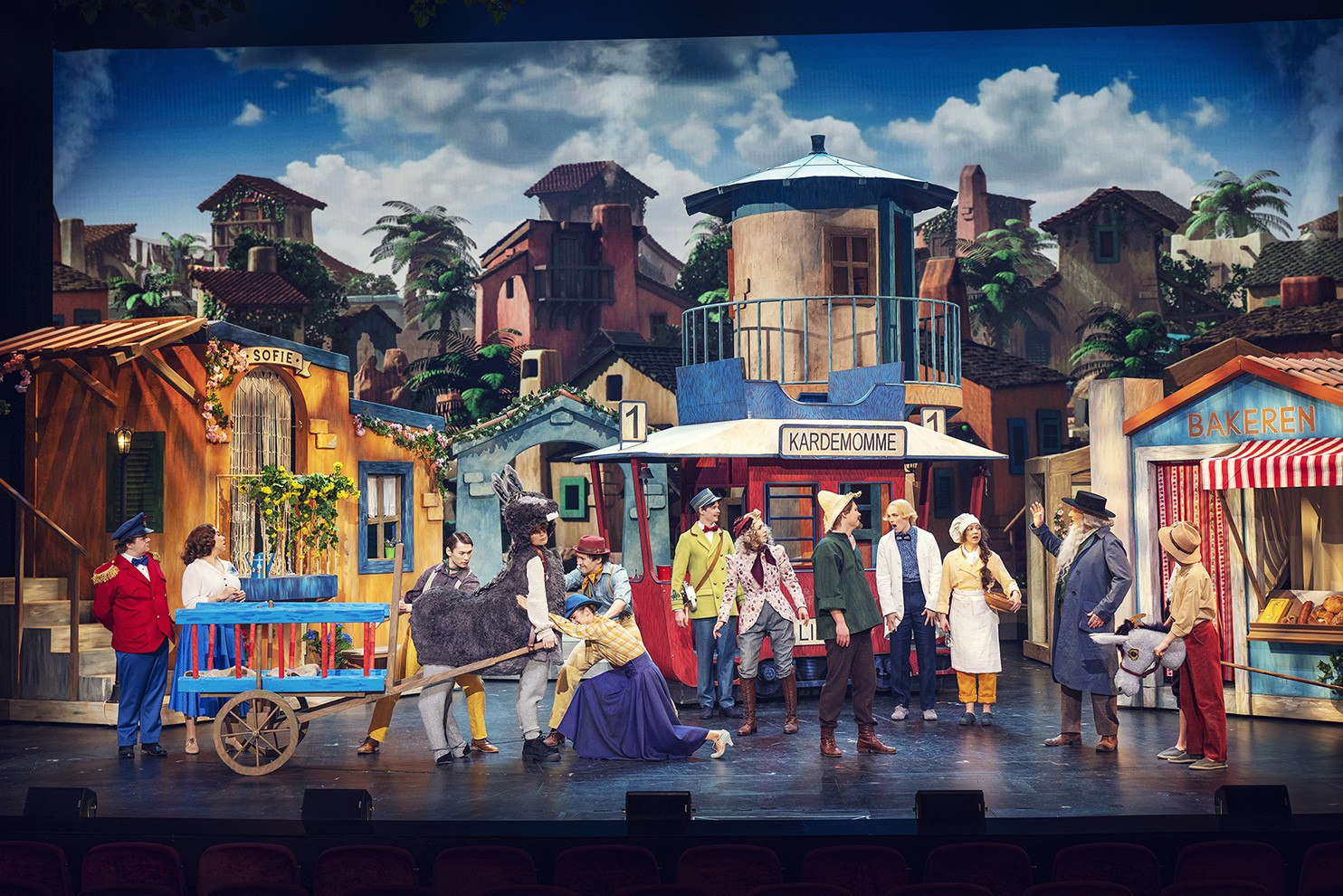 Foto av eselet og skuespillerne på scenen.