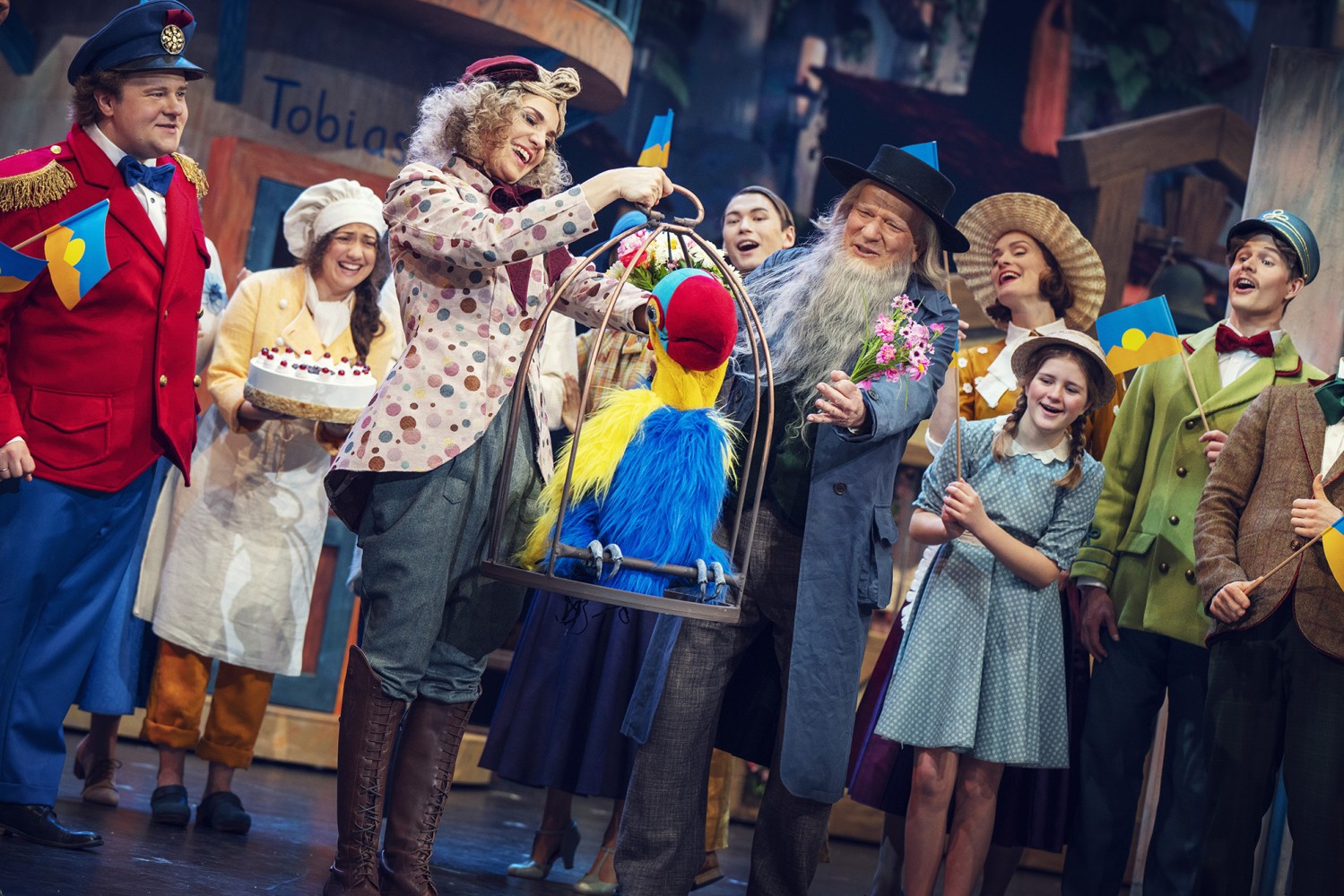Stage photo with actors, actresses and the parrot
