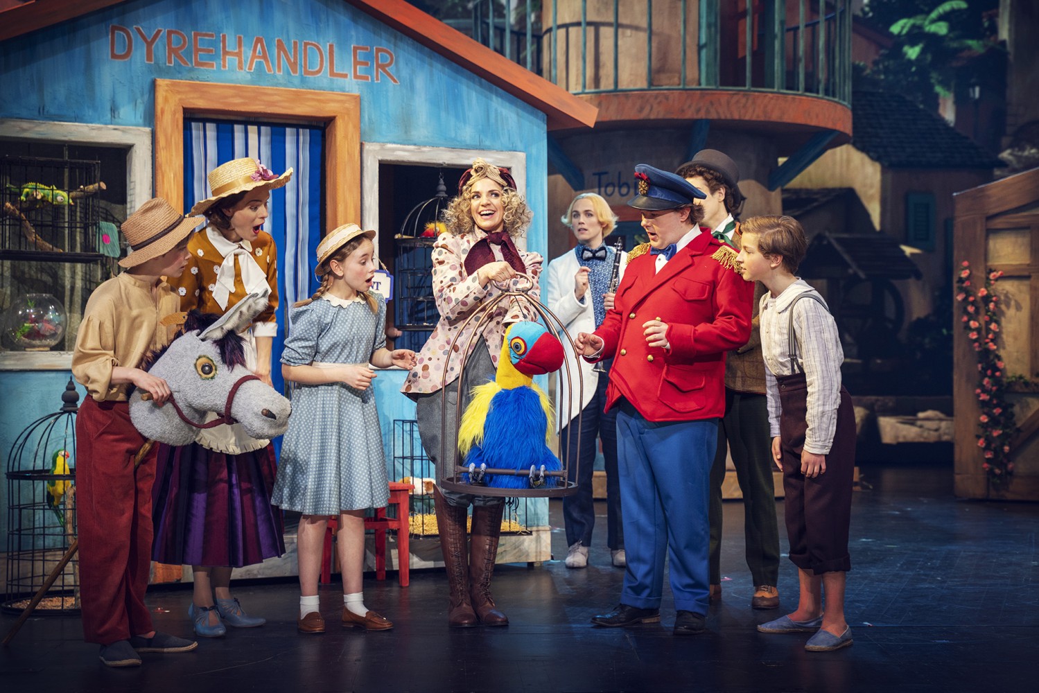 Stage photo with actors, actresses and the parrot
