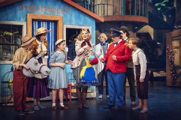 Stage photo with actors, actresses and the parrot